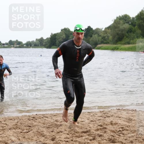 15.06.2025 - 27. Vierlanden-Triathlon Lena Gebhardt http://msf.ph/oto/8022834 15.06.2025 10:50:37 Schwimmen 753, 767 meine-sportfotos.de