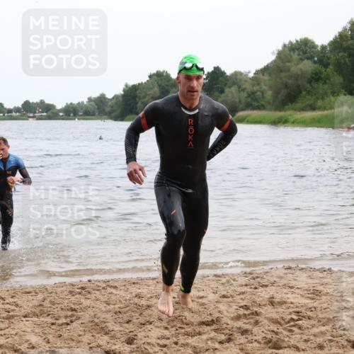 15.06.2025 - 27. Vierlanden-Triathlon Lena Gebhardt http://msf.ph/oto/8022839 15.06.2025 10:50:37 Schwimmen 753, 767 meine-sportfotos.de