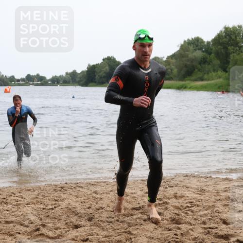 15.06.2025 - 27. Vierlanden-Triathlon Lena Gebhardt http://msf.ph/oto/8022845 15.06.2025 10:50:38 Schwimmen 753, 767 meine-sportfotos.de