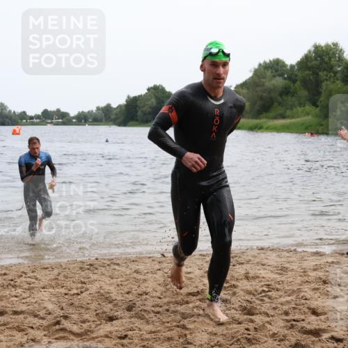 15.06.2025 - 27. Vierlanden-Triathlon Lena Gebhardt http://msf.ph/oto/8022851 15.06.2025 10:50:38 Schwimmen 753, 767 meine-sportfotos.de