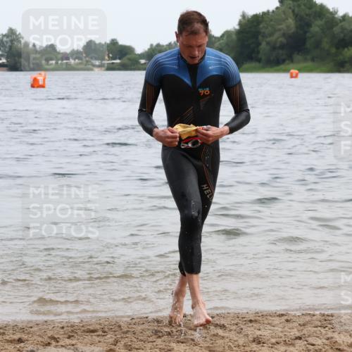 15.06.2025 - 27. Vierlanden-Triathlon Lena Gebhardt http://msf.ph/oto/8022861 15.06.2025 10:50:39 Schwimmen 753, 767 meine-sportfotos.de