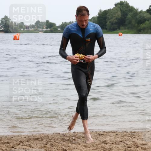 15.06.2025 - 27. Vierlanden-Triathlon Lena Gebhardt http://msf.ph/oto/8022868 15.06.2025 10:50:39 Schwimmen 753, 767 meine-sportfotos.de