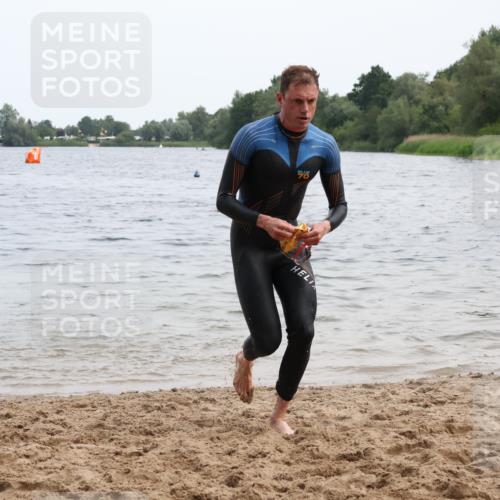 15.06.2025 - 27. Vierlanden-Triathlon Lena Gebhardt http://msf.ph/oto/8022874 15.06.2025 10:50:40 Schwimmen 753, 767 meine-sportfotos.de