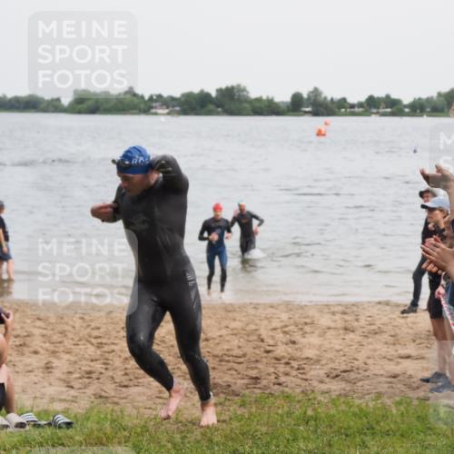 21.06.2025 - 27. Vierlanden-Triathlon MichiJ http://msf.ph/oto/8022876 15.06.2026 10:53:51 Schwimmen 650, 726, 757 meine-sportfotos.de