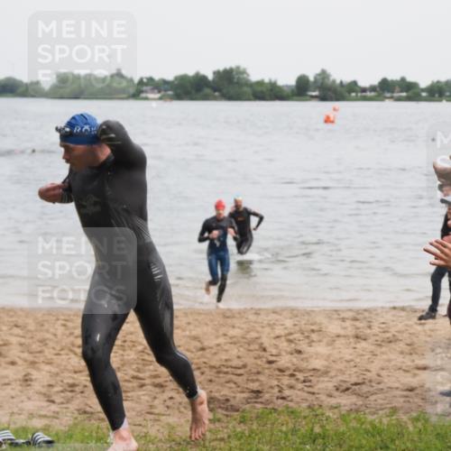 21.06.2025 - 27. Vierlanden-Triathlon MichiJ http://msf.ph/oto/8022881 15.06.2026 10:53:51 Schwimmen 650, 726, 757 meine-sportfotos.de