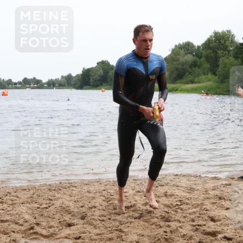 15.06.2025 - 27. Vierlanden-Triathlon Lena Gebhardt http://msf.ph/oto/8022884 15.06.2025 10:50:40 Schwimmen 753, 767 meine-sportfotos.de