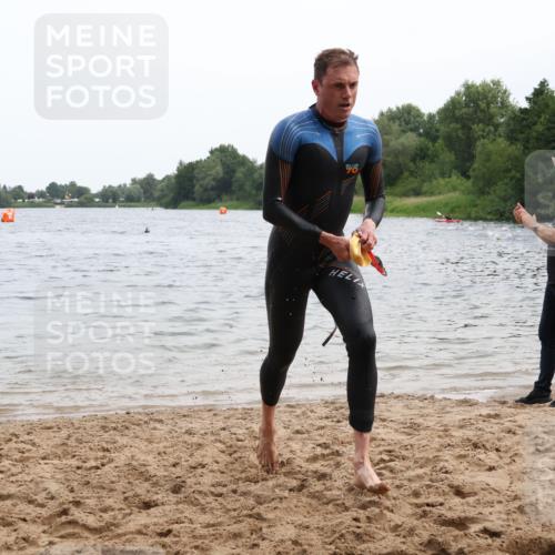 15.06.2025 - 27. Vierlanden-Triathlon Lena Gebhardt http://msf.ph/oto/8022886 15.06.2025 10:50:40 Schwimmen 753, 767 meine-sportfotos.de