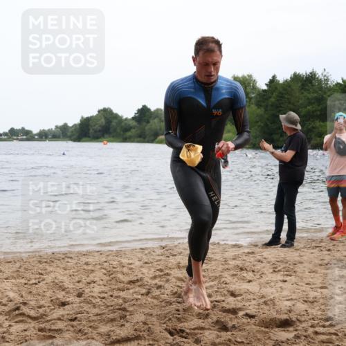 15.06.2025 - 27. Vierlanden-Triathlon Lena Gebhardt http://msf.ph/oto/8022891 15.06.2025 10:50:40 Schwimmen 753, 767 meine-sportfotos.de