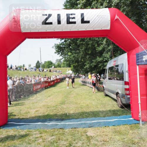 21.06.2025 - 27. Vierlanden-Triathlon MichiJ http://msf.ph/oto/8022893 15.06.2026 11:38:37 Ziel 484, 618 meine-sportfotos.de