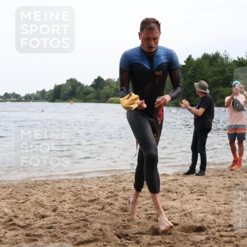 15.06.2025 - 27. Vierlanden-Triathlon Lena Gebhardt http://msf.ph/oto/8022894 15.06.2025 10:50:40 Schwimmen 753, 767 meine-sportfotos.de