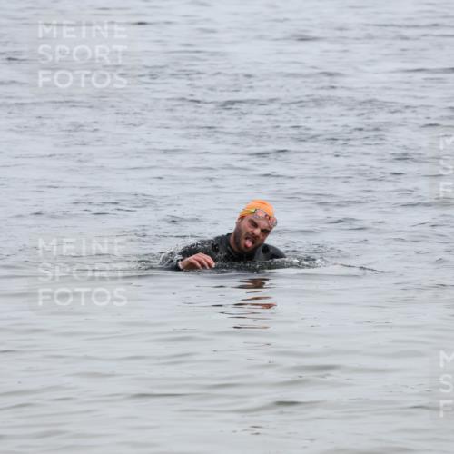 15.06.2025 - 27. Vierlanden-Triathlon Lena Gebhardt http://msf.ph/oto/8022896 15.06.2025 10:50:51 Schwimmen  meine-sportfotos.de