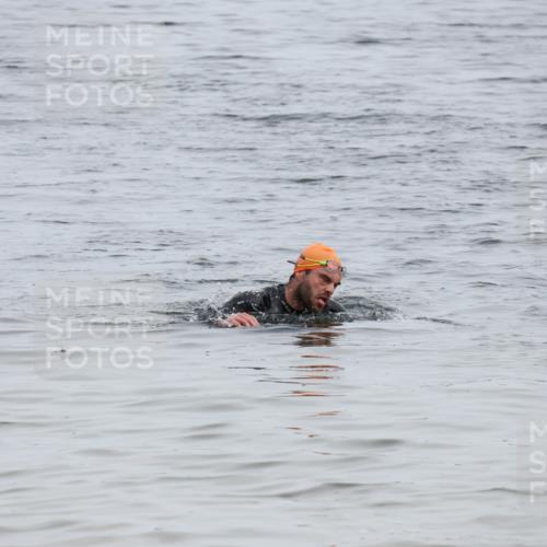 15.06.2025 - 27. Vierlanden-Triathlon Lena Gebhardt http://msf.ph/oto/8022899 15.06.2025 10:50:51 Schwimmen  meine-sportfotos.de