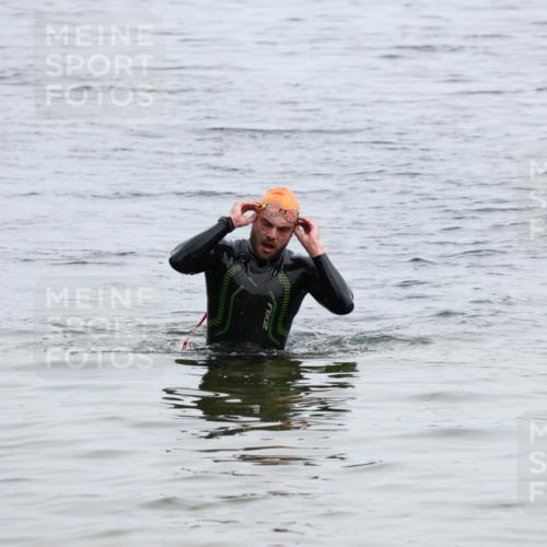 15.06.2025 - 27. Vierlanden-Triathlon Lena Gebhardt http://msf.ph/oto/8022902 15.06.2025 10:50:53 Schwimmen  meine-sportfotos.de