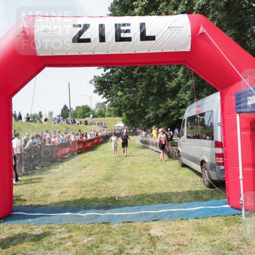 21.06.2025 - 27. Vierlanden-Triathlon MichiJ http://msf.ph/oto/8022908 15.06.2026 11:38:38 Ziel 484, 618 meine-sportfotos.de