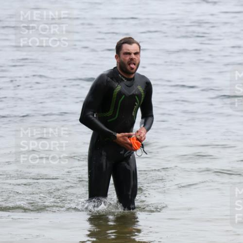 15.06.2025 - 27. Vierlanden-Triathlon Lena Gebhardt http://msf.ph/oto/8022909 15.06.2025 10:50:59 Schwimmen 775 meine-sportfotos.de