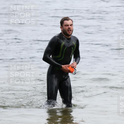 15.06.2025 - 27. Vierlanden-Triathlon Lena Gebhardt http://msf.ph/oto/8022914 15.06.2025 10:50:59 Schwimmen 775 meine-sportfotos.de