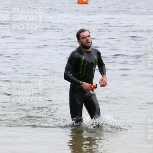 15.06.2025 - 27. Vierlanden-Triathlon Lena Gebhardt http://msf.ph/oto/8022916 15.06.2025 10:51:00 Schwimmen 775 meine-sportfotos.de