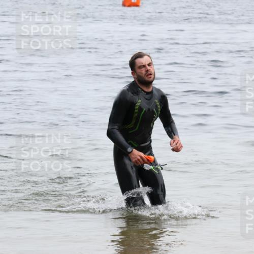 15.06.2025 - 27. Vierlanden-Triathlon Lena Gebhardt http://msf.ph/oto/8022921 15.06.2025 10:51:00 Schwimmen 775 meine-sportfotos.de