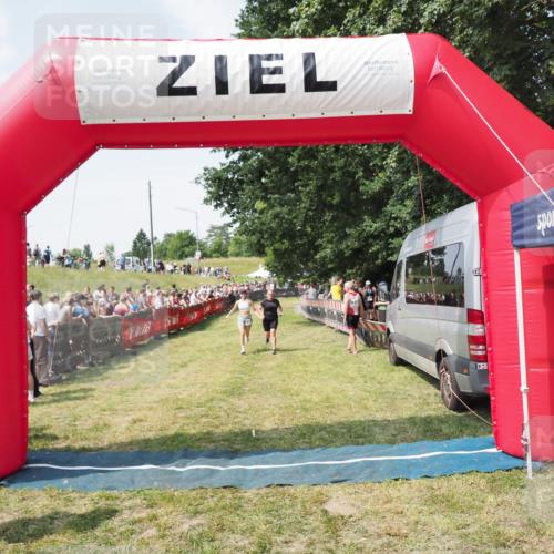 21.06.2025 - 27. Vierlanden-Triathlon MichiJ http://msf.ph/oto/8022922 15.06.2026 11:38:39 Ziel 484, 618 meine-sportfotos.de