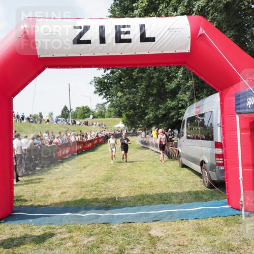 21.06.2025 - 27. Vierlanden-Triathlon MichiJ http://msf.ph/oto/8022924 15.06.2026 11:38:39 Ziel 484, 618 meine-sportfotos.de