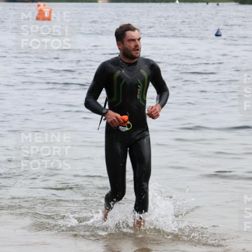 15.06.2025 - 27. Vierlanden-Triathlon Lena Gebhardt http://msf.ph/oto/8022925 15.06.2025 10:51:02 Schwimmen 775 meine-sportfotos.de