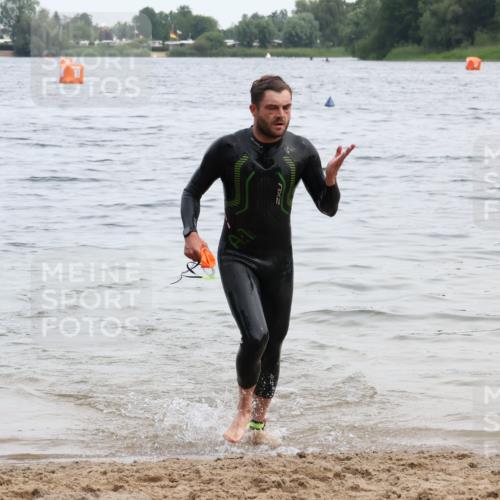 15.06.2025 - 27. Vierlanden-Triathlon Lena Gebhardt http://msf.ph/oto/8022929 15.06.2025 10:51:03 Schwimmen 775 meine-sportfotos.de