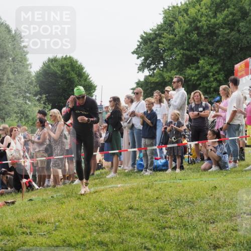 15.06.2025 - 27. Vierlanden-Triathlon KatJ http://msf.ph/oto/8022933 15.06.2025 10:55:39 Schwimmen 639, 656, 712, 736 meine-sportfotos.de