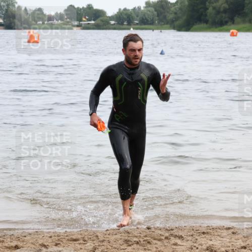 15.06.2025 - 27. Vierlanden-Triathlon Lena Gebhardt http://msf.ph/oto/8022935 15.06.2025 10:51:03 Schwimmen 775 meine-sportfotos.de