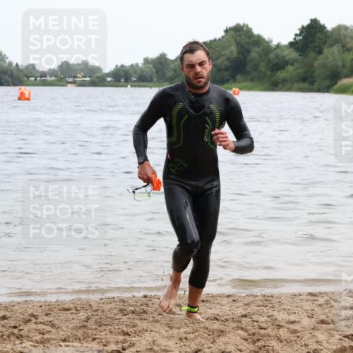 15.06.2025 - 27. Vierlanden-Triathlon Lena Gebhardt http://msf.ph/oto/8022937 15.06.2025 10:51:04 Schwimmen 775 meine-sportfotos.de