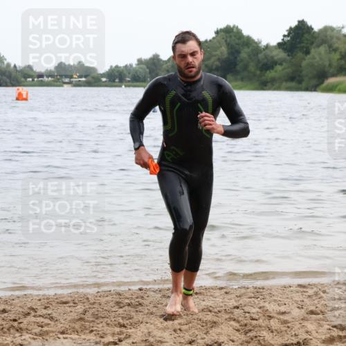 15.06.2025 - 27. Vierlanden-Triathlon Lena Gebhardt http://msf.ph/oto/8022941 15.06.2025 10:51:04 Schwimmen 775 meine-sportfotos.de