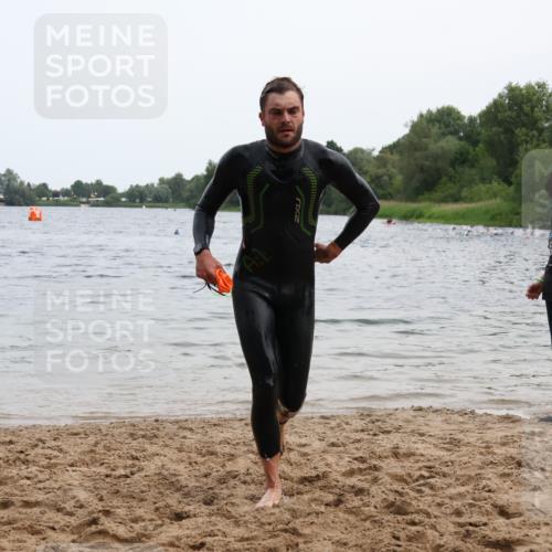 15.06.2025 - 27. Vierlanden-Triathlon Lena Gebhardt http://msf.ph/oto/8022944 15.06.2025 10:51:05 Schwimmen 775 meine-sportfotos.de