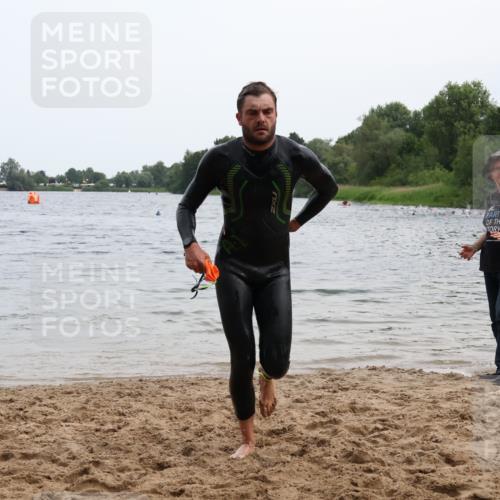 15.06.2025 - 27. Vierlanden-Triathlon Lena Gebhardt http://msf.ph/oto/8022946 15.06.2025 10:51:05 Schwimmen 775 meine-sportfotos.de