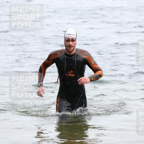 15.06.2025 - 27. Vierlanden-Triathlon Lena Gebhardt http://msf.ph/oto/8022951 15.06.2025 10:51:33 Schwimmen 676 meine-sportfotos.de