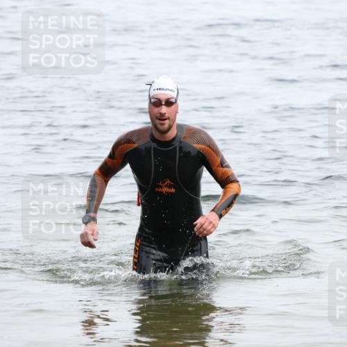 15.06.2025 - 27. Vierlanden-Triathlon Lena Gebhardt http://msf.ph/oto/8022953 15.06.2025 10:51:33 Schwimmen 676 meine-sportfotos.de