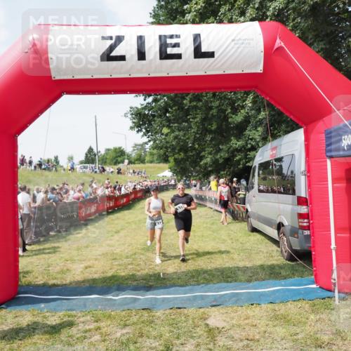 21.06.2025 - 27. Vierlanden-Triathlon MichiJ http://msf.ph/oto/8022954 15.06.2026 11:38:40 Ziel 484, 618 meine-sportfotos.de