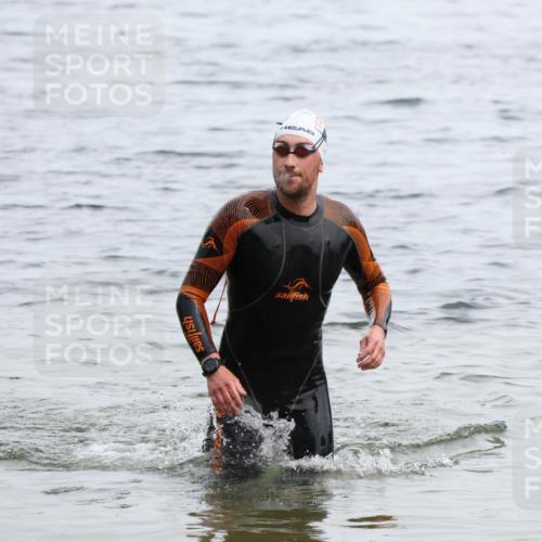 15.06.2025 - 27. Vierlanden-Triathlon Lena Gebhardt http://msf.ph/oto/8022958 15.06.2025 10:51:33 Schwimmen 676 meine-sportfotos.de