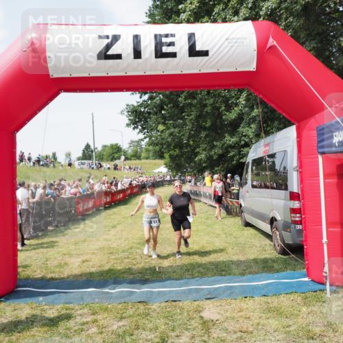 21.06.2025 - 27. Vierlanden-Triathlon MichiJ http://msf.ph/oto/8022959 15.06.2026 11:38:40 Ziel 484, 618 meine-sportfotos.de