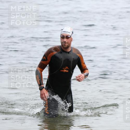 15.06.2025 - 27. Vierlanden-Triathlon Lena Gebhardt http://msf.ph/oto/8022960 15.06.2025 10:51:33 Schwimmen 676 meine-sportfotos.de