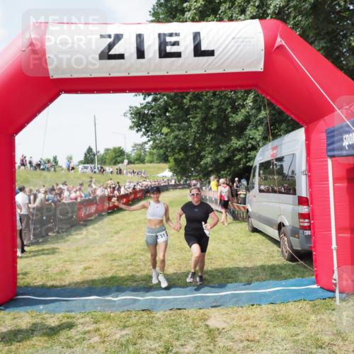 21.06.2025 - 27. Vierlanden-Triathlon MichiJ http://msf.ph/oto/8022961 15.06.2026 11:38:41 Ziel 618 meine-sportfotos.de