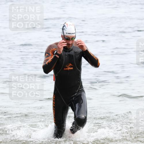 15.06.2025 - 27. Vierlanden-Triathlon Lena Gebhardt http://msf.ph/oto/8022962 15.06.2025 10:51:34 Schwimmen 676 meine-sportfotos.de