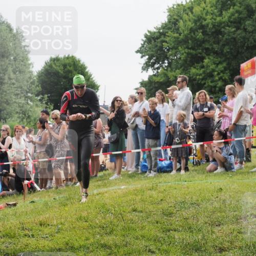 15.06.2025 - 27. Vierlanden-Triathlon KatJ http://msf.ph/oto/8022963 15.06.2025 10:55:40 Schwimmen 639, 656, 712, 736 meine-sportfotos.de