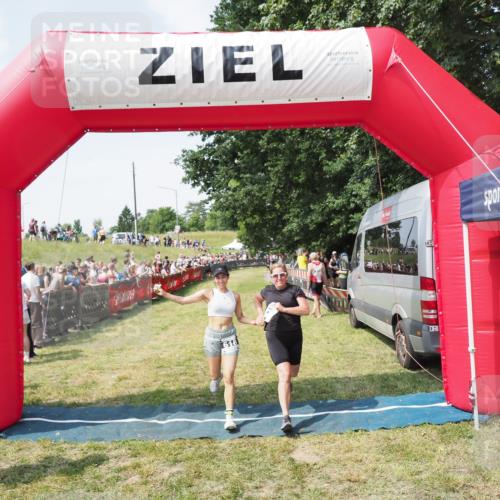21.06.2025 - 27. Vierlanden-Triathlon MichiJ http://msf.ph/oto/8022967 15.06.2026 11:38:41 Ziel 618 meine-sportfotos.de