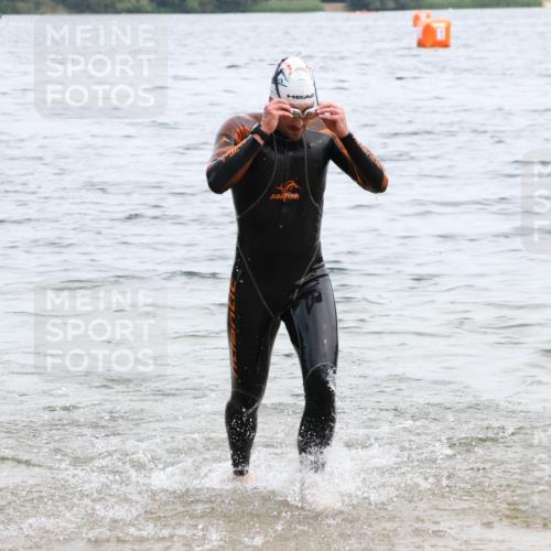 15.06.2025 - 27. Vierlanden-Triathlon Lena Gebhardt http://msf.ph/oto/8022968 15.06.2025 10:51:35 Schwimmen 676 meine-sportfotos.de