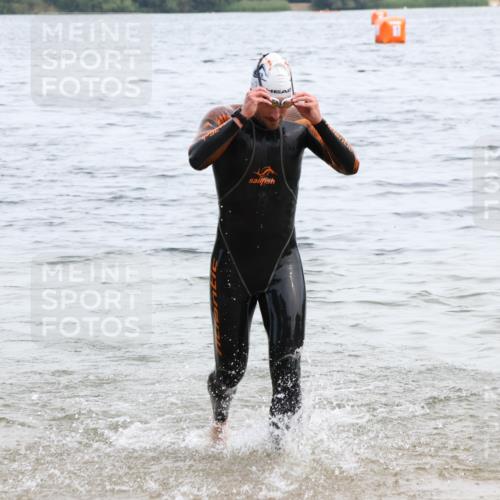 15.06.2025 - 27. Vierlanden-Triathlon Lena Gebhardt http://msf.ph/oto/8022971 15.06.2025 10:51:35 Schwimmen 676 meine-sportfotos.de