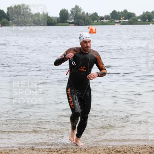 15.06.2025 - 27. Vierlanden-Triathlon Lena Gebhardt http://msf.ph/oto/8022976 15.06.2025 10:51:36 Schwimmen 676 meine-sportfotos.de