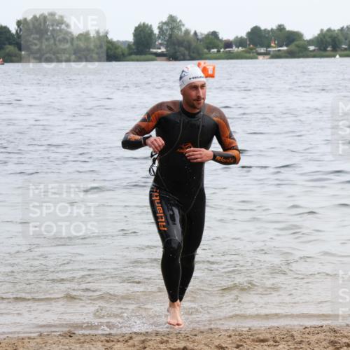 15.06.2025 - 27. Vierlanden-Triathlon Lena Gebhardt http://msf.ph/oto/8022977 15.06.2025 10:51:37 Schwimmen 676 meine-sportfotos.de