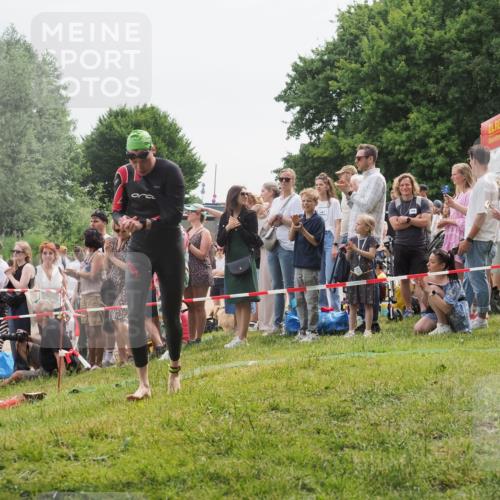 15.06.2025 - 27. Vierlanden-Triathlon KatJ http://msf.ph/oto/8022979 15.06.2025 10:55:40 Schwimmen 639, 656, 712, 736 meine-sportfotos.de