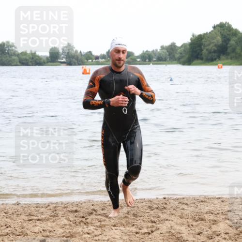 15.06.2025 - 27. Vierlanden-Triathlon Lena Gebhardt http://msf.ph/oto/8022980 15.06.2025 10:51:38 Schwimmen 676 meine-sportfotos.de