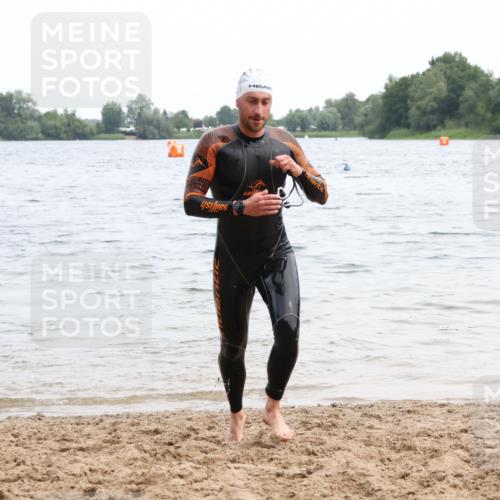 15.06.2025 - 27. Vierlanden-Triathlon Lena Gebhardt http://msf.ph/oto/8022984 15.06.2025 10:51:38 Schwimmen 676 meine-sportfotos.de