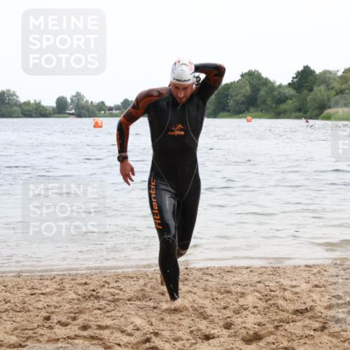 15.06.2025 - 27. Vierlanden-Triathlon Lena Gebhardt http://msf.ph/oto/8022986 15.06.2025 10:51:38 Schwimmen 676 meine-sportfotos.de
